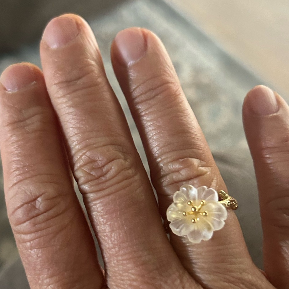 Elegant Gold and Cream Floral Ring - Picture 7 of 10